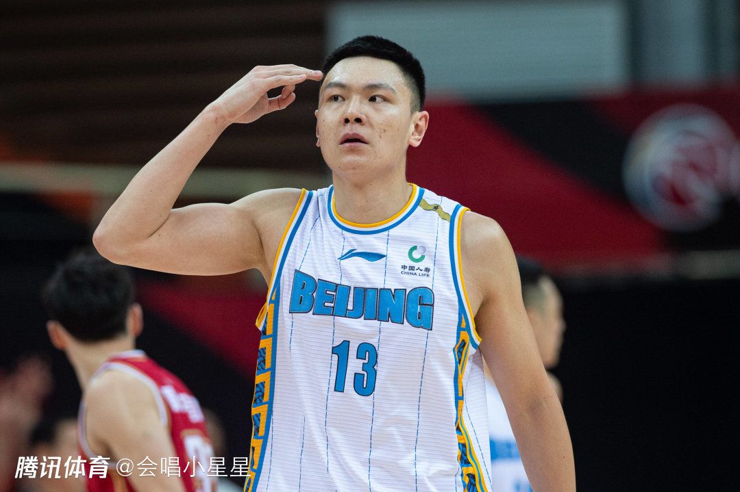 也因此，俱乐部以巨额费用引进了很多滕哈赫的旧部，比如奥纳纳、利桑德罗和安东尼，但收效甚微。
